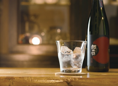 ロックで飲める旨辛の　日本酒　『闘伽坏(あかつき)』